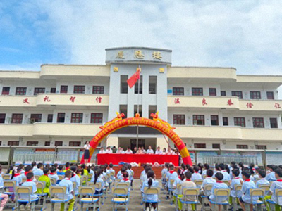 心系乡村教育 情暖山区学子——赣州财大EMBA同学联谊会向石溪小学捐赠130套课桌椅
