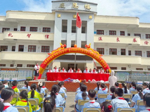心系乡村教育 情暖山区学子——赣州财大EMBA同学联谊会向石溪小学捐赠130套课桌椅701.jpg